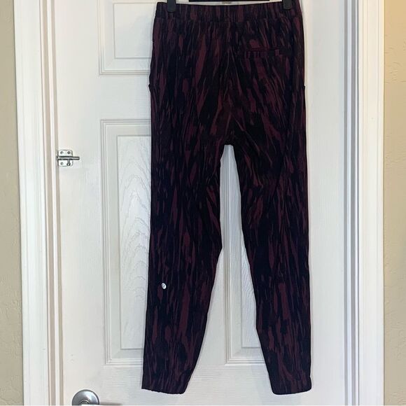 Lululemon & Go City Joggers in Painted Animal Bordeaux Drama and Black Size 4 - Picture 2 of 9